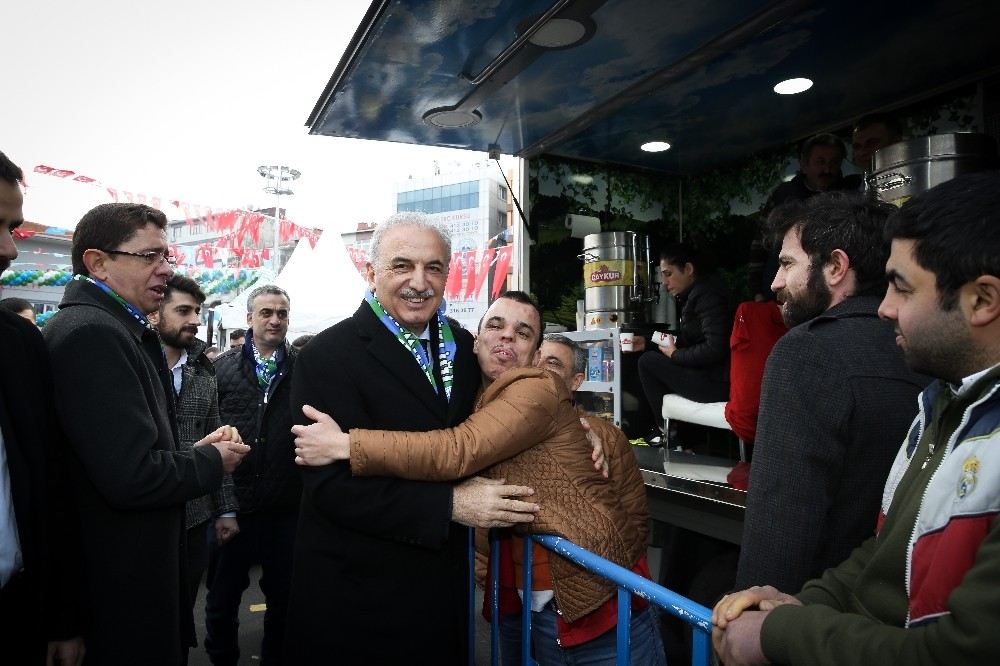 Hamsi Festivaline Katılan Yıldırım, Vatandaşlara Hamsi Dağıttı