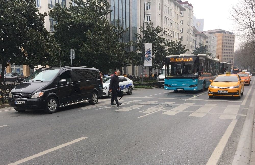 Harbiyede Manevra Yapan Minibüs Yayaya Çarptı