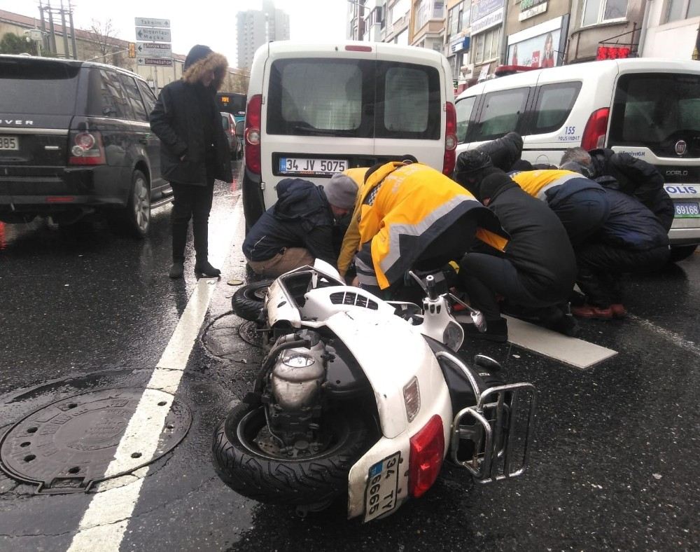 Harbiyede Yoğun Yağışta Kayan Motosiklet Duran Araca Çarptı