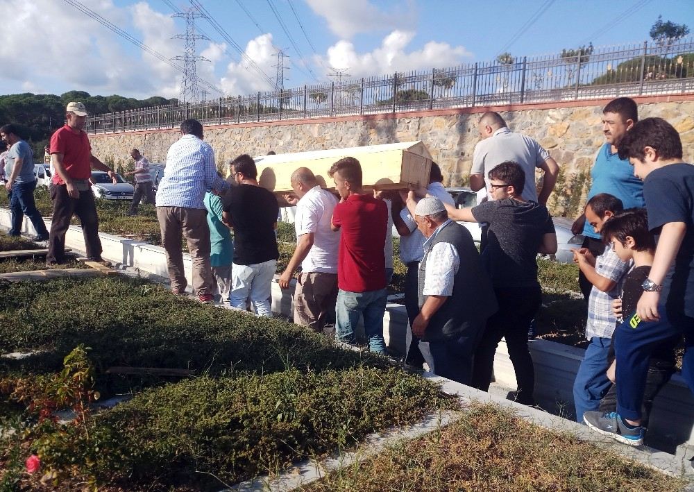 Hava Almak İçin Çıktığı Sokakta Kurşunların Hedefi Olan Kadın Son Yolculuğuna Uğurlandı