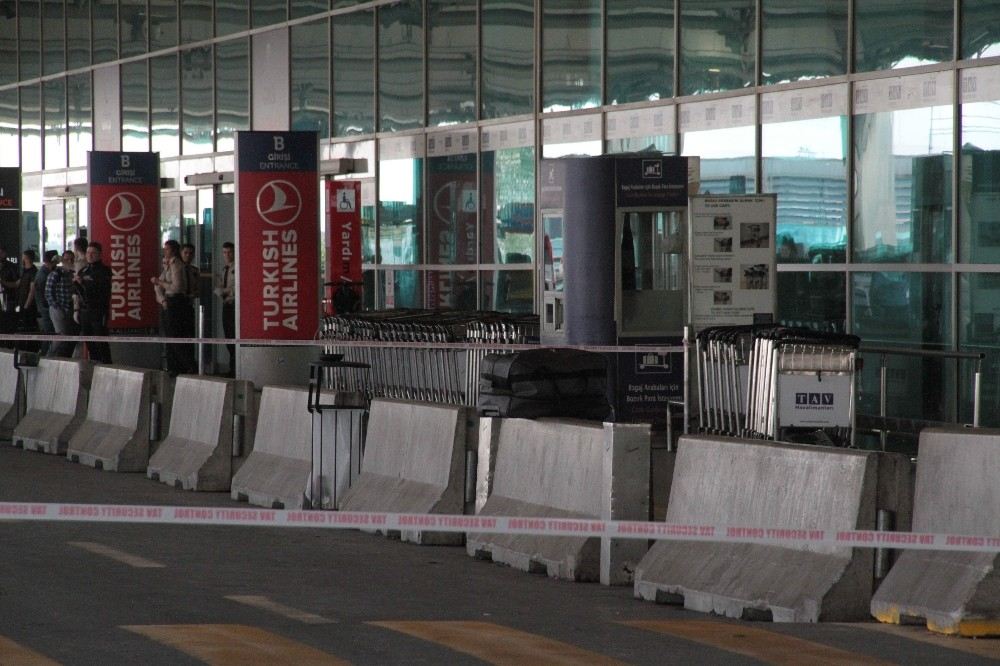 Havalimanındaki Sahipsiz Valiz, Polis Ekiplerini Harekete Geçirdi