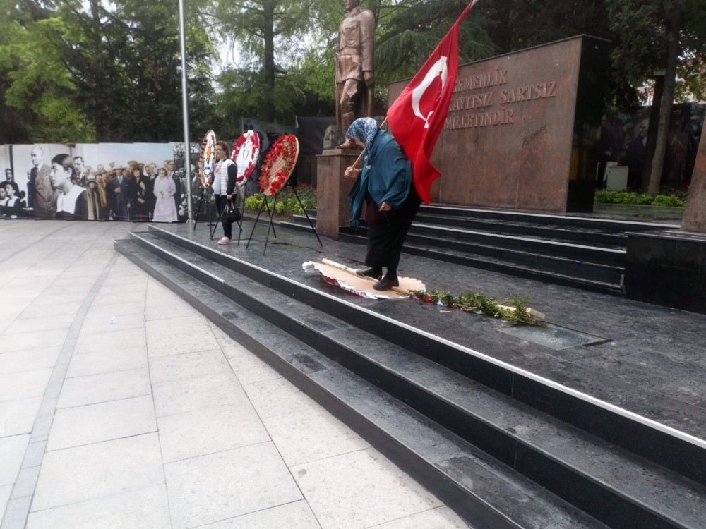 Hdp Çelengini Kırıp, Chp Çelengini Deviren Yaşlı Kadın, Adli Kontrol Şartıyla Serbest Bırakıldı