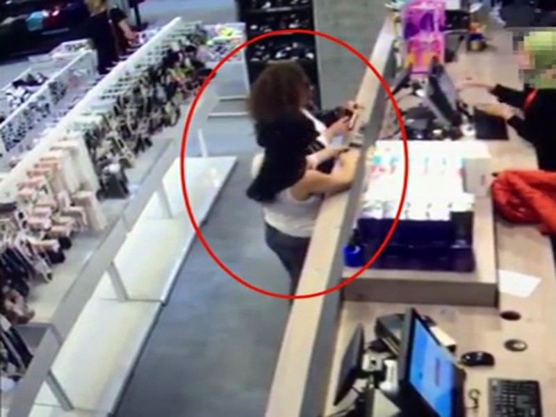 Hırsızlık Zanlısı Kadın Çaldığı Telefonlarla Yakalandı
