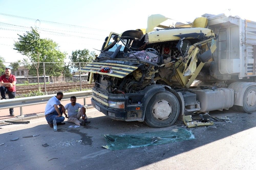 Hurdaya Dönen Tırın Sürücüsü Koltuk Değiştirince Ölümden Döndü