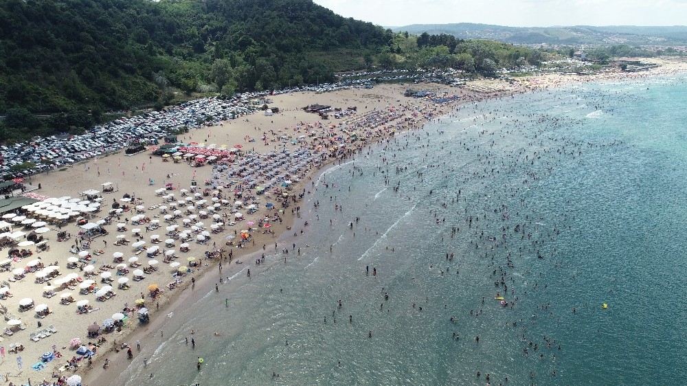 İbbnin Fırtına Uyarılarına Rağmen Plajlar Doldu Taştı