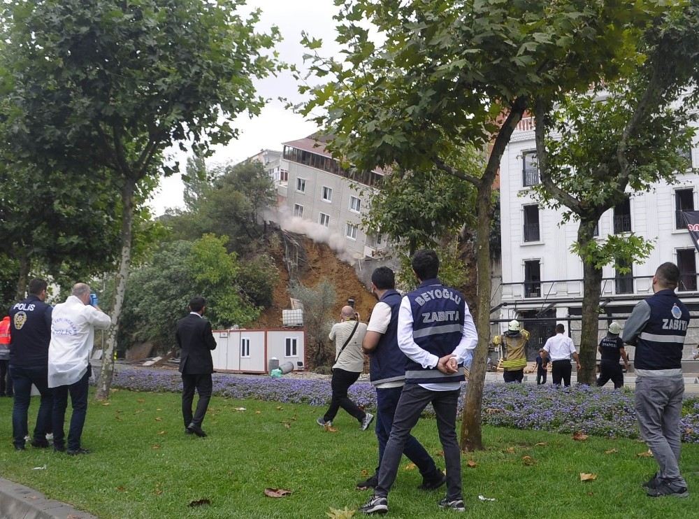 İha Muhabiri Binanın Çökme Anını Saniye Saniye Fotoğrafladı