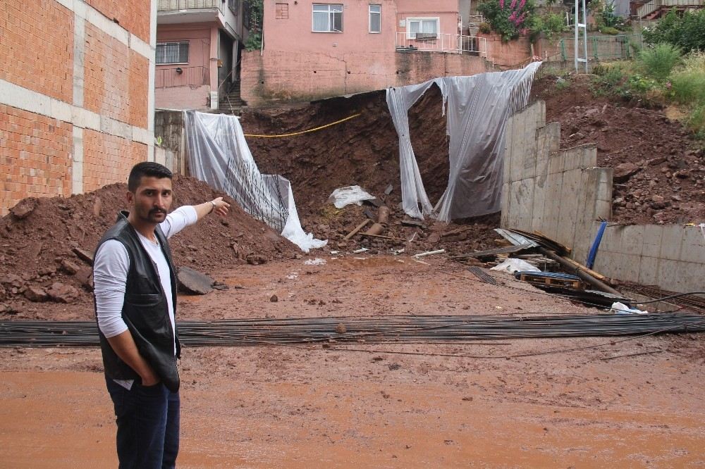 İnşaat Sırasında Yol Çöktü, 5 Bina Tahliye Edildi