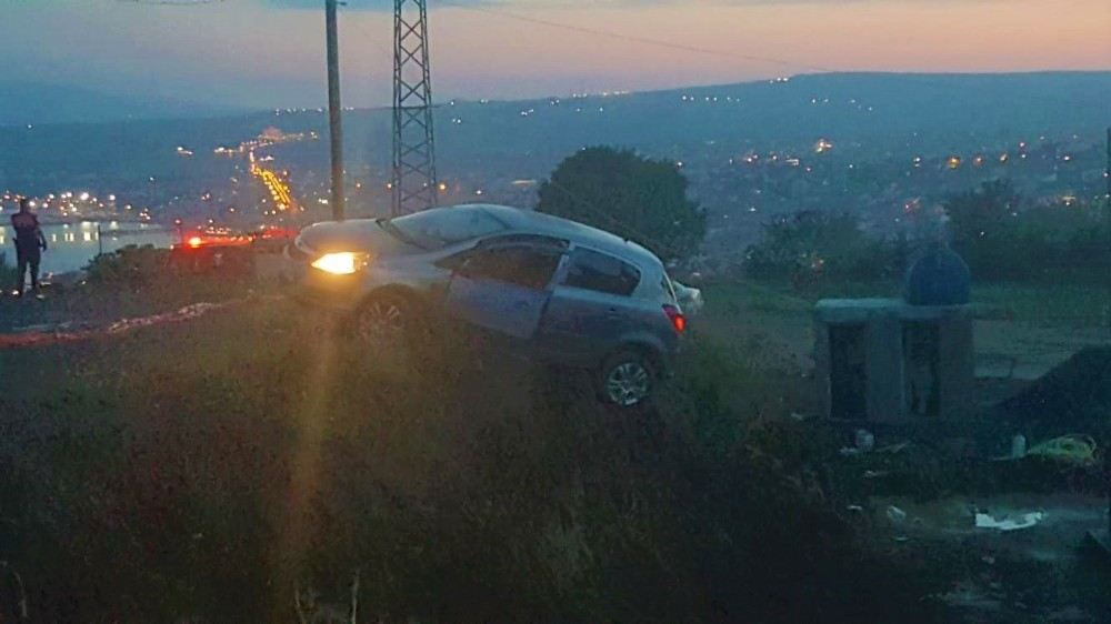 İnşaat Uçurumunu Son Anda Fark Etti, Otomobil Asılı Kaldı