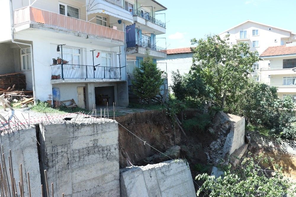 İnşaatın İstinat Duvarı Çöktü, 2 Bina Boşaltıldı