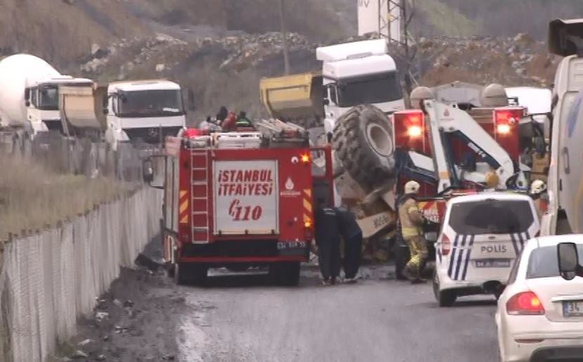 İş Makinesi Devrildi Sürücü İçinde Sıkıştı