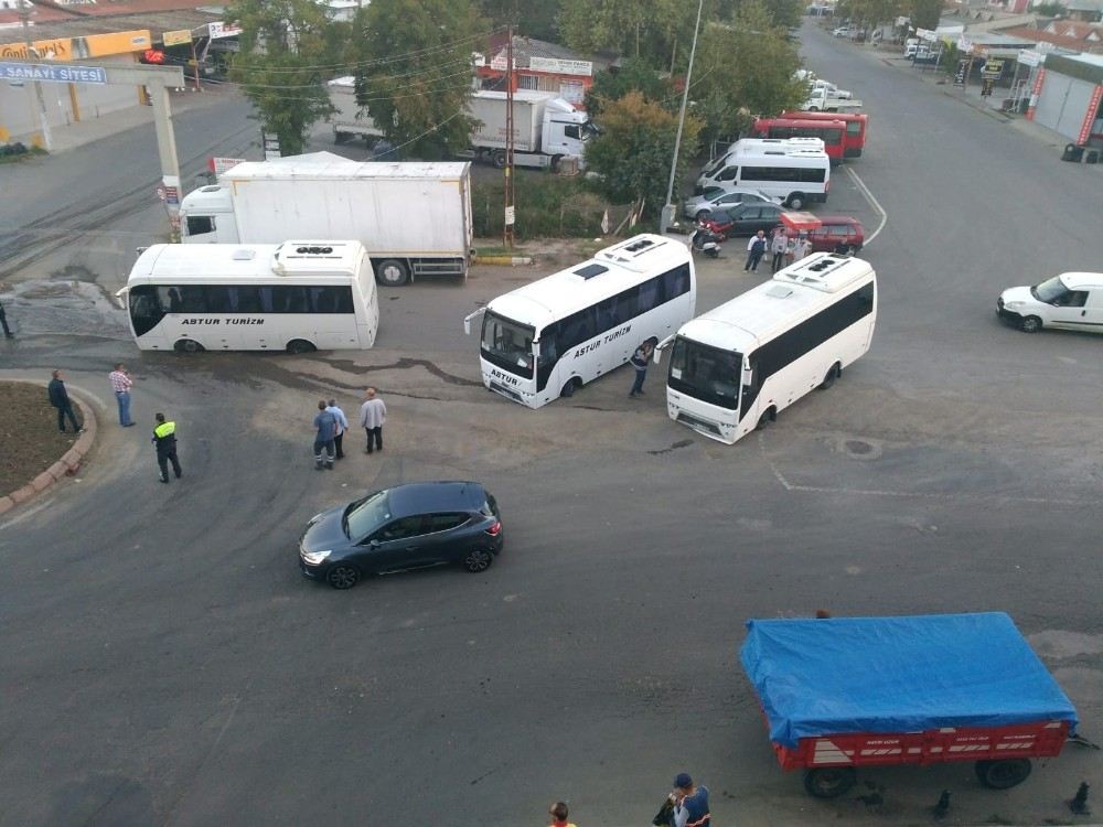 İşçi Midibüsleri Çöken Yola Saplandı