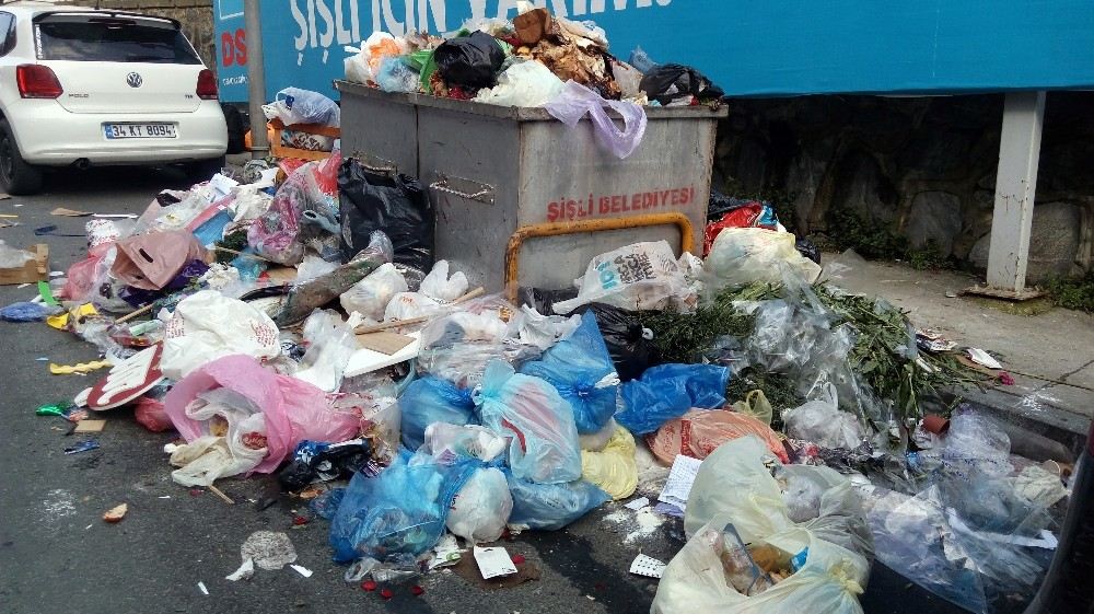 İşçilerin Grev Yaptığı Şişlide Sokaklar Çöp Yığınlarıyla Doldu