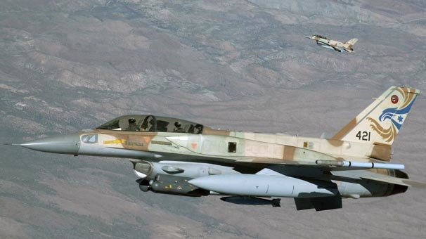İsrail jetleri Gazze`de sivil aracı vurdu