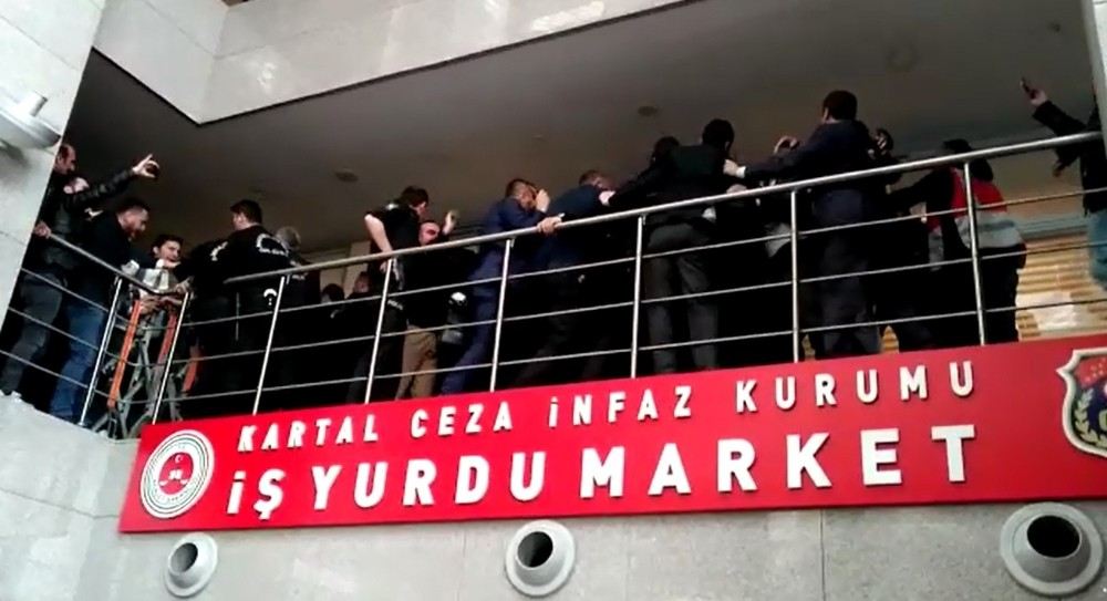 İstanbul Adliyesinde Partililer Ve Güvenlik Görevlileri Arasında Arbede Yaşandı