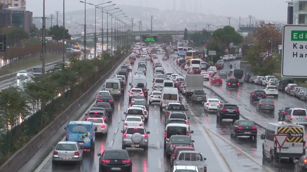 İstanbul Anadolu Yakasında Da Yağış Etkili Olmaya Başladı