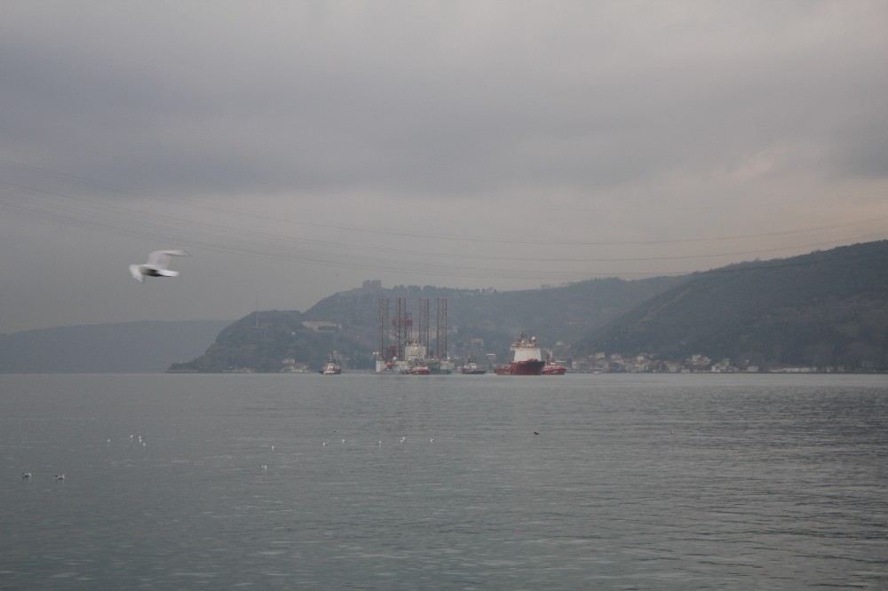 İstanbul Boğazndan Dev Petrol Platform Geçti