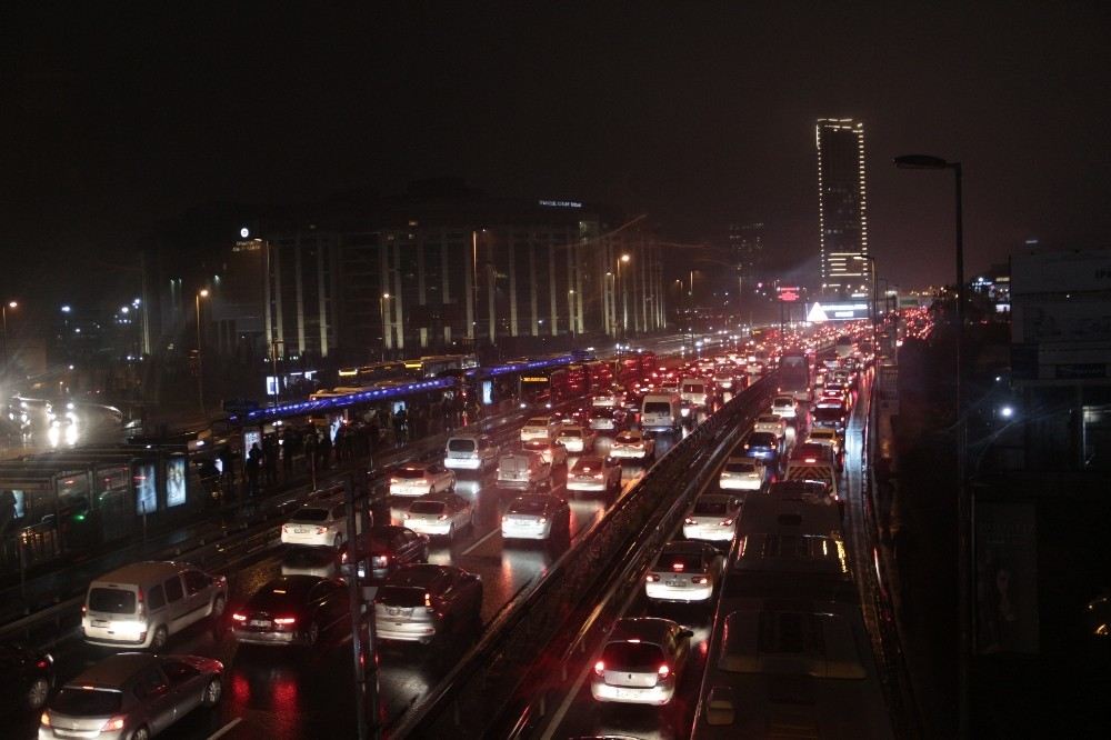 İstanbul E-5Te Trafik Yoğunluğu Yüzde 80Lere Ulaştı