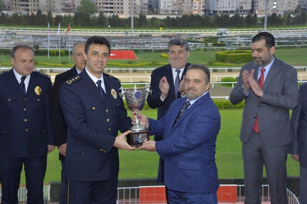 İstanbul Emniyet Müdürlüğü Koşusunu ?Kızıl Tüy İsimli 1 Numaralı At Kazandı