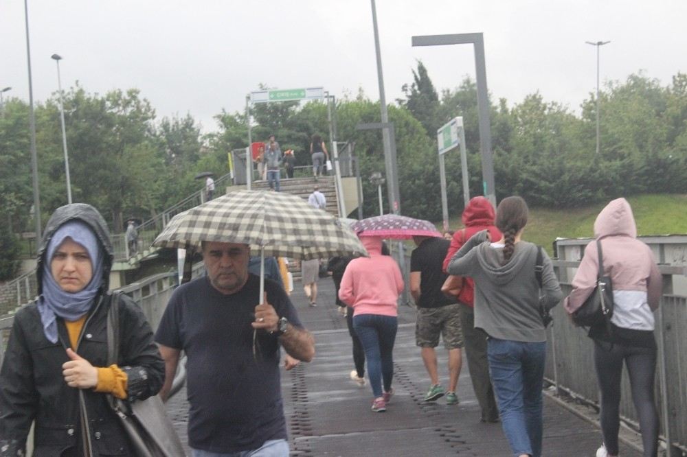 İstanbul Güne Yağışla Başladı