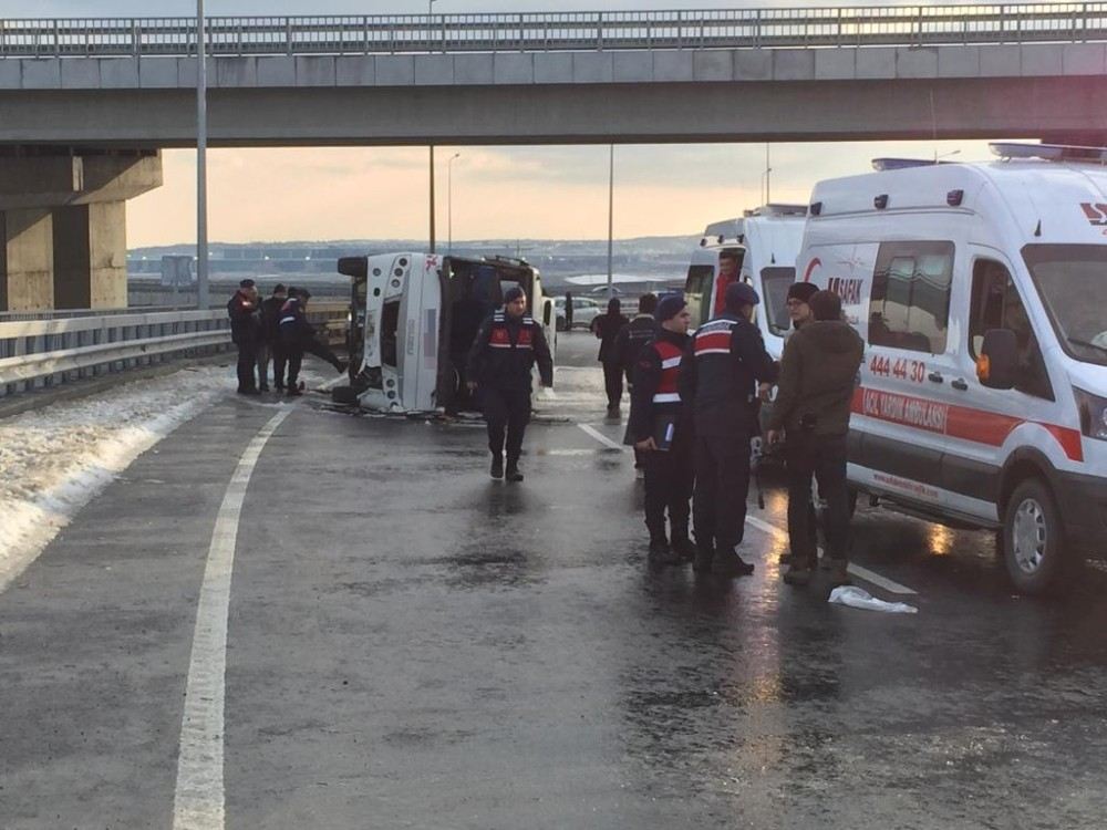 İstanbul Havalimanı Servisi Yan Yattı: 1İ Ağır 9 İşçi Yaralı