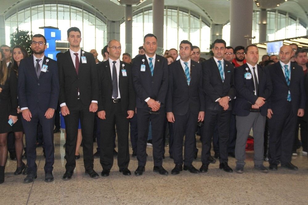 İstanbul Havalimanında Ataya Saygı Duruşu