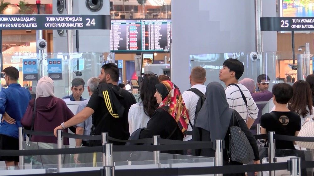 İstanbul Havalimanında Bayram Yoğunluğu Başladı