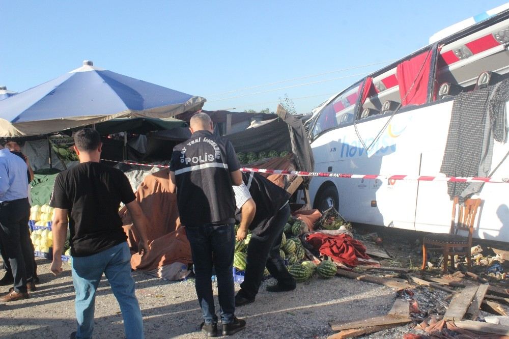 İstanbul Havalimanından Yolcu Taşıyan Otobüs Elektrik Diğerine Çarptı: 1 Ölü, 8 Yaralı