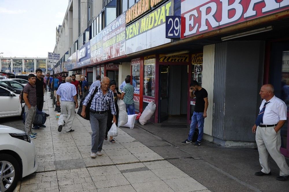 İstanbul Otogarında Bayram Yoğunluğu