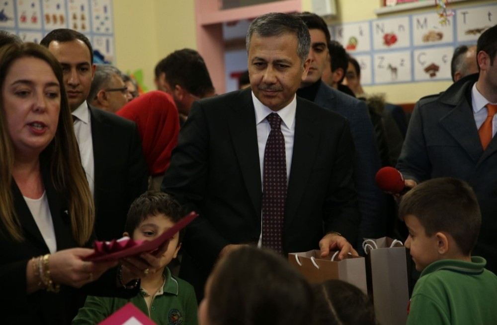 İstanbul Valisi Ali Yerlikaya Öğrencilere Karne Dağıttı