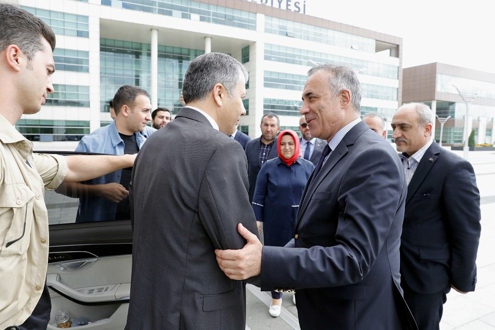 İstanbul Valisi Yerlikaya, Sultangazide