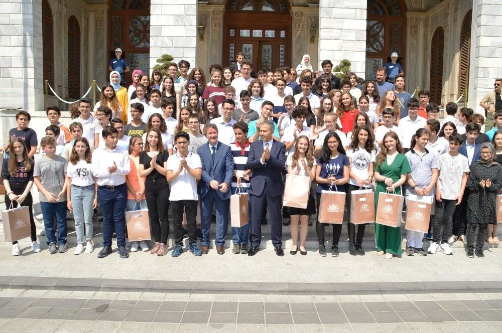 İstanbul Valisi Yerlikayadan Lgsde Tam Puan Alan Öğrencilere Hediye