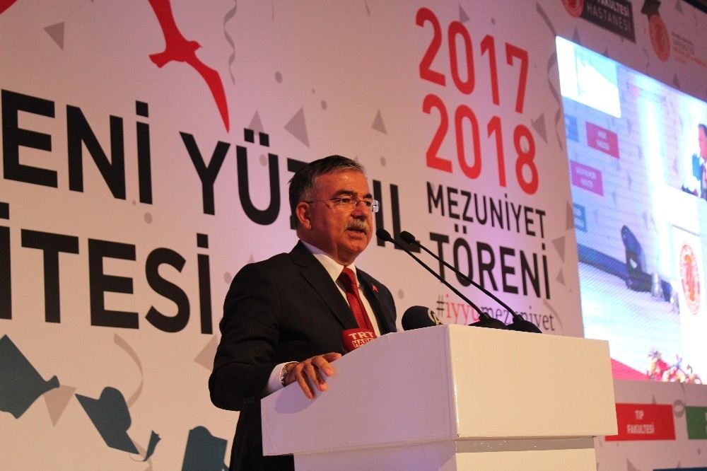 İstanbul Yeni Yüzyıl Üniversitesinde Mezuniyet Coşkusu