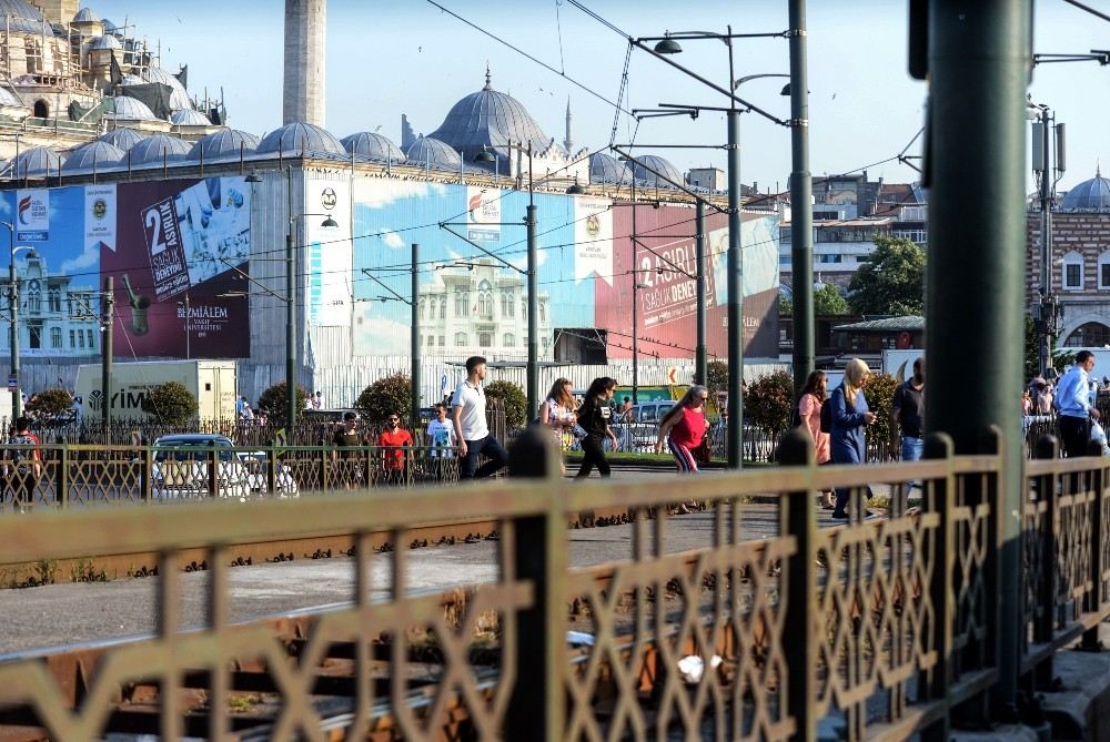 İstanbula Boş Diye Geldiler, Kalabalıktan Raylarda Yürüdüler