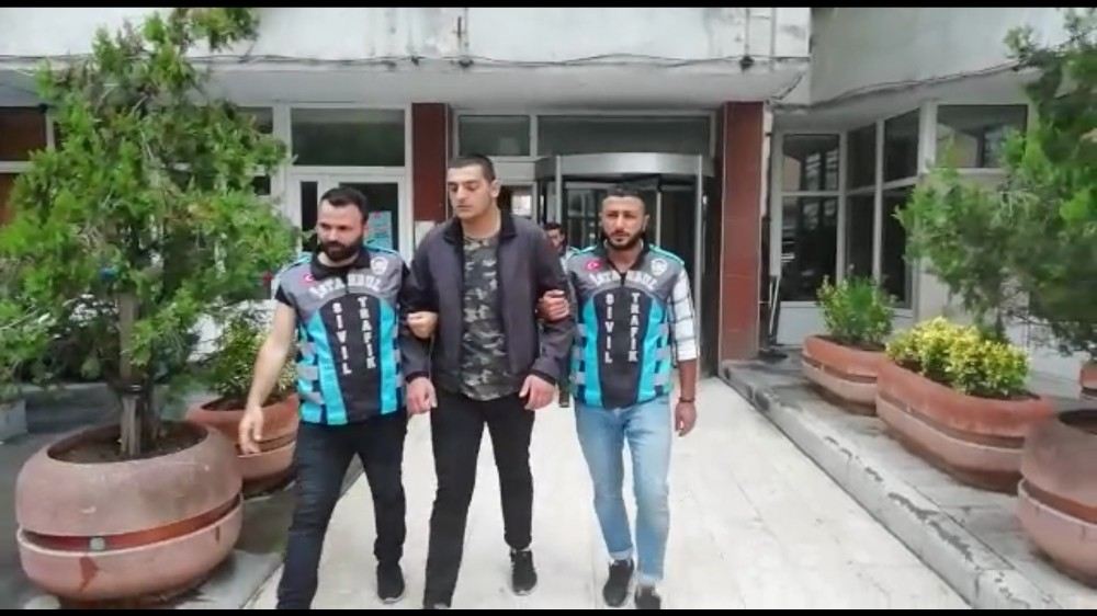 İstanbulda  Motosikletinin Benzin Deposunun Üstüne Oturup Tek Teker Üzerinde Giden Maganda Yakalandı