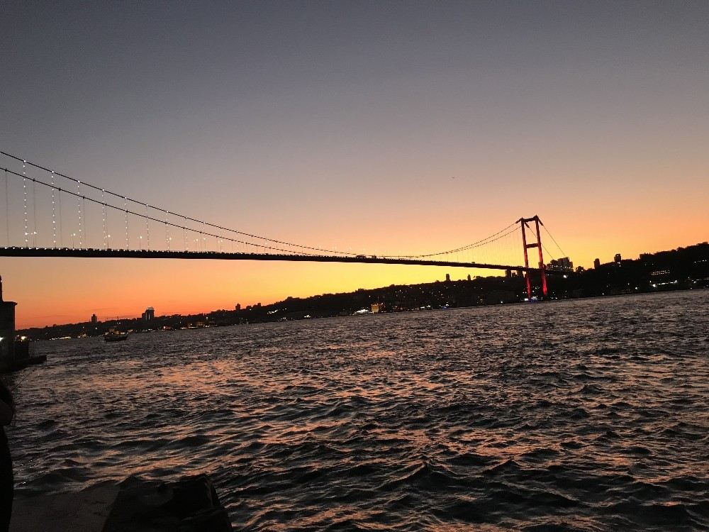 İstanbulda Akşam Saatlerinde Gökyüzü Kızıla Büründü