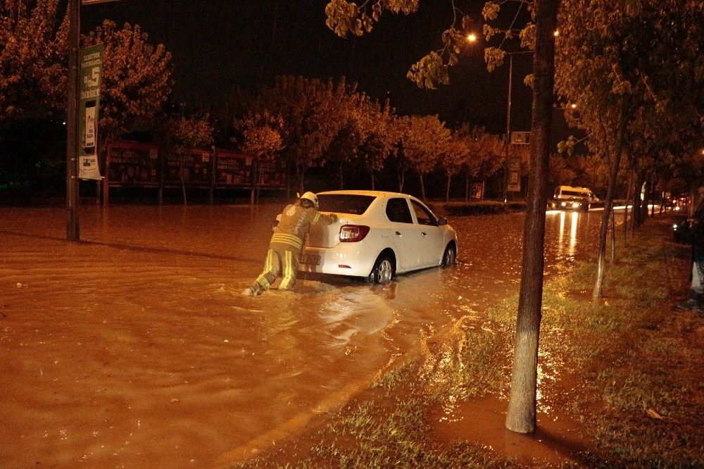 İstanbulda Araçlar Yağmur Sularında Mahsur Kaldı