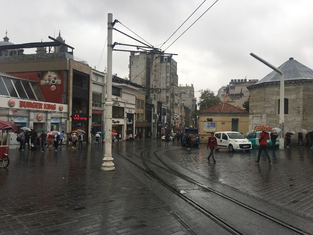 İstanbulda Beklenen Yağış Başladı