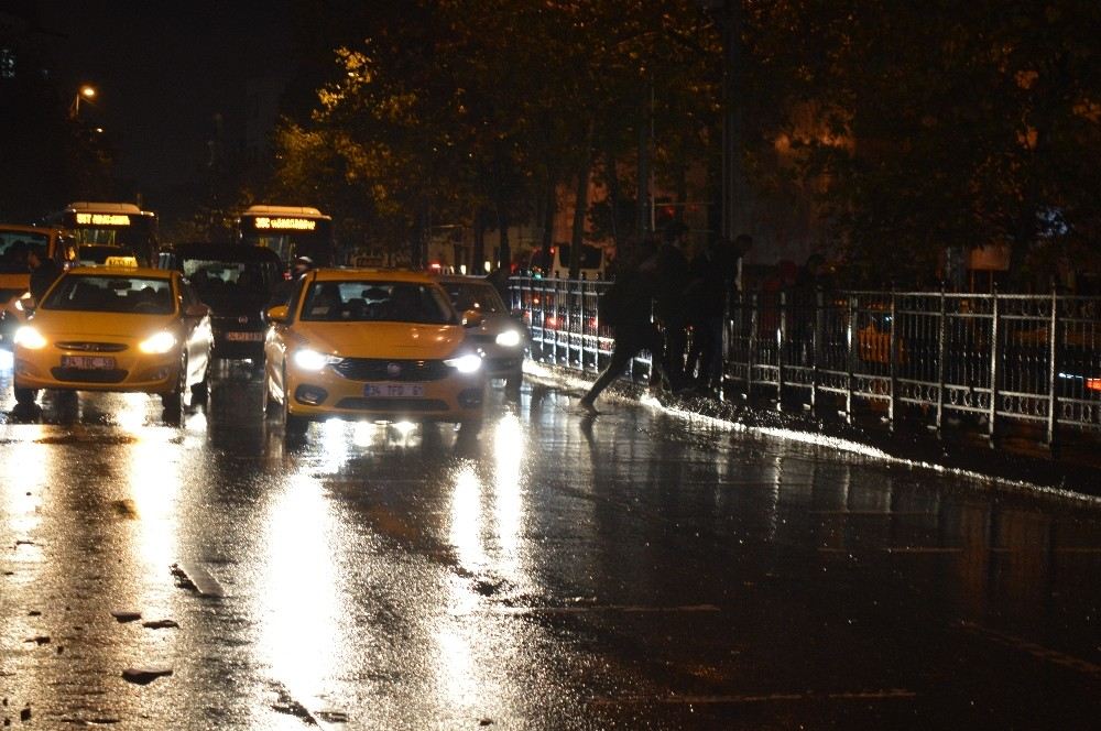 İstanbulda Beklenen Yağmur Başladı