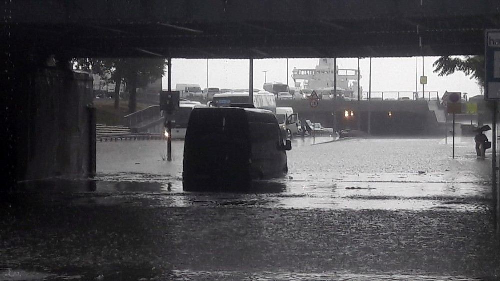 İstanbulda Bir Anda Bastıran Yağmur Hayatı Felç Etti