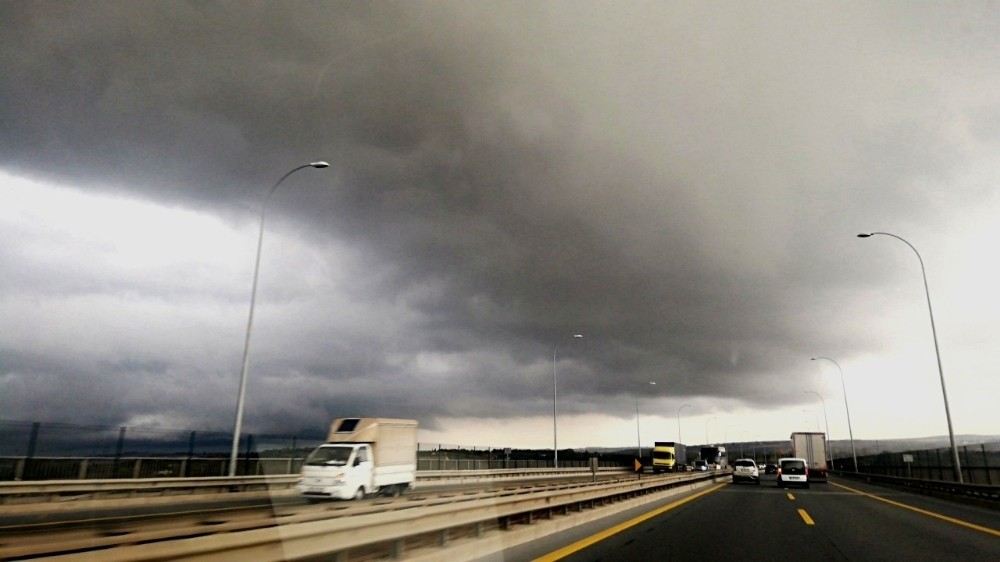 İstanbulda Bulutlar Gündüzü Geceye Çevirdi