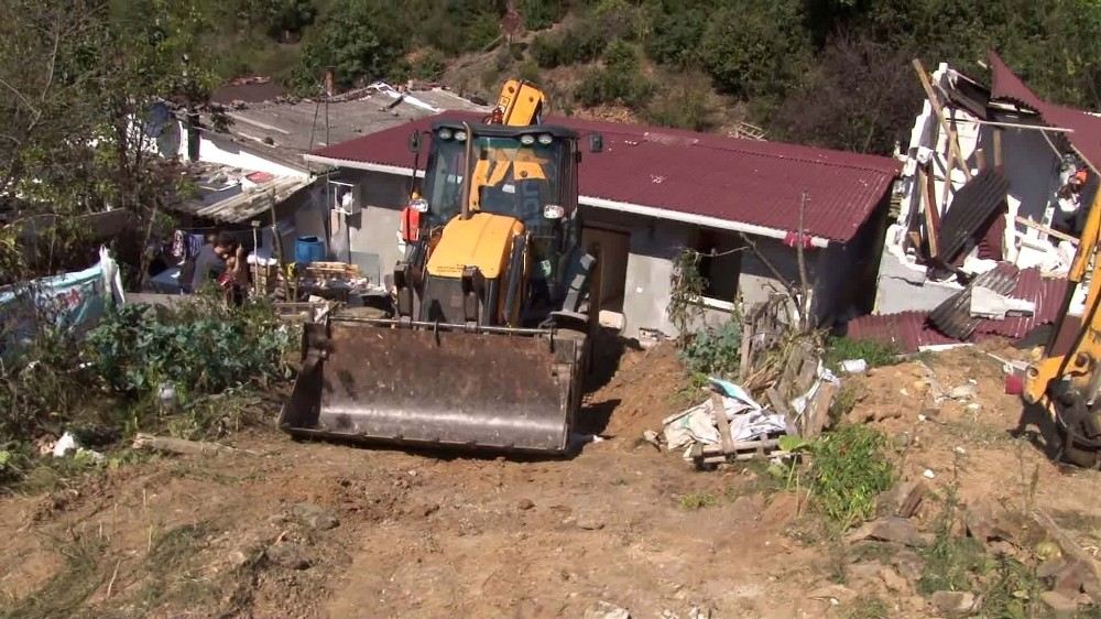  Devlet Ormanlarına Yapılan Kaçak Yapıların Yıkımına Başlandı