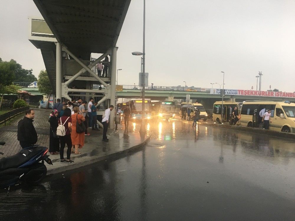 İstanbulda Etkili Olan Şiddetli Yağış Zor Anlar Yaşattı