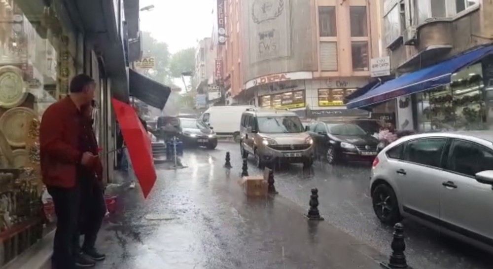 İstanbulda Etkili Olan Yağmur Vatandaşlara Zor Anlar Yaşattı