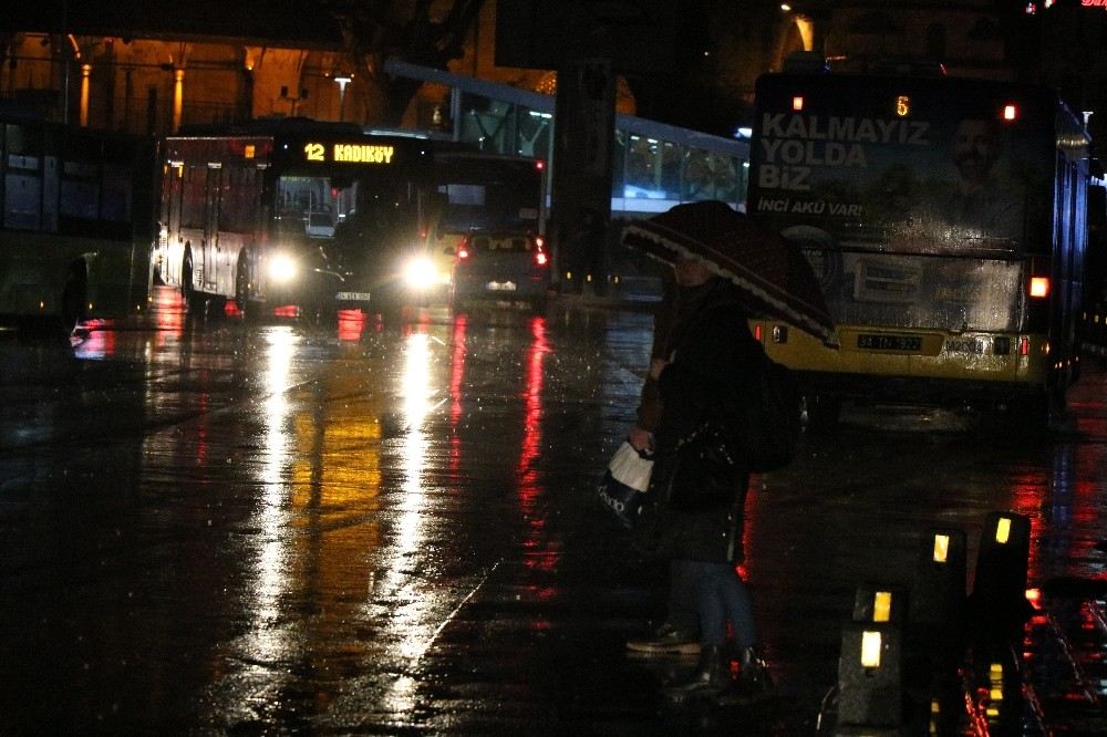 İstanbulda Fırtına Etkili Oluyor