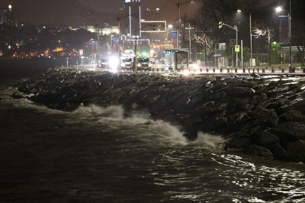 İstanbulda Fırtına Etkisini Sürdüyor