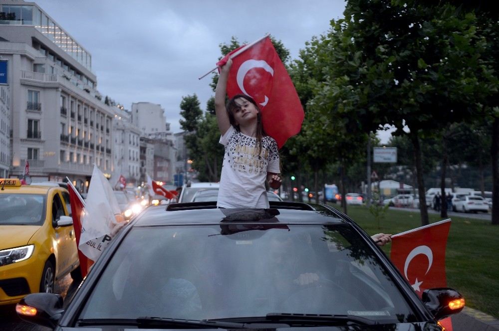 İstanbulda Fotoğraflarla Seçim Kutlamaları