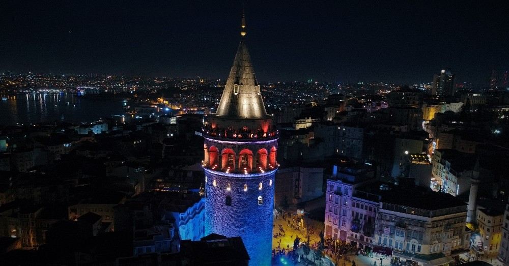 İstanbulda Galata Kulesi İle Köprüler Mavi Ve Turuncuya Büründü