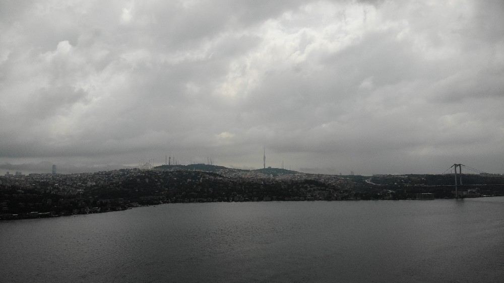 İstanbulda Gökyüzünü Kaplayan Kara Bulutlar Havadan Görüntülendi