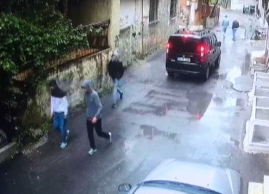 İstanbulda Güpegündüz Evlere Dadanan Hırsızlar Kamerada