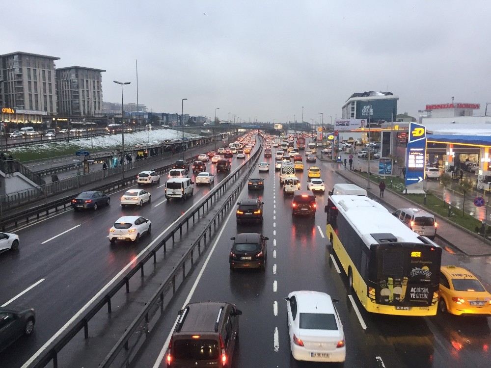 İstanbulda Haftanın İlk Mesai Gününde Trafik Yoğunluğu